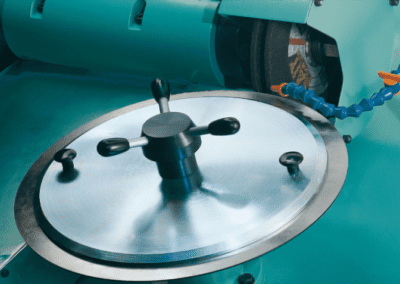 High rigidity assembly of the circular saw blade with clamping flanges